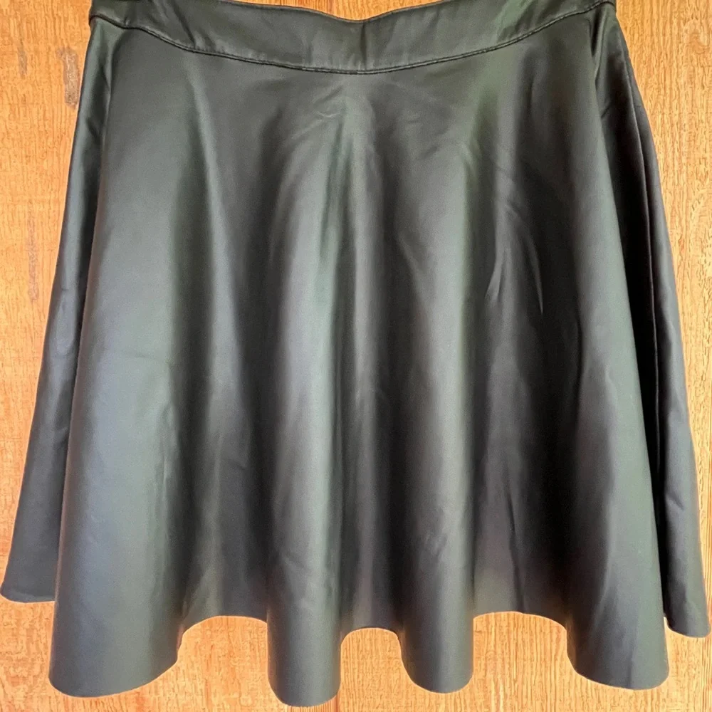 Vegan leather matte soft circle skirt GLO size Small - Picture 3 of 8